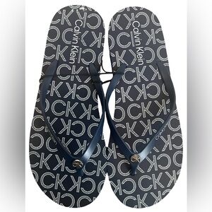 Calvin Klein Women’s Navy Blue and White Logo Flip Flops Sandals. Size 9/10.NWOT